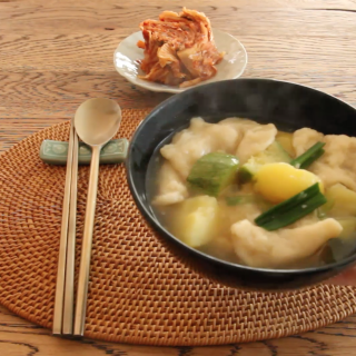Soo Je Bi : Korean flat dough soup – 수제비